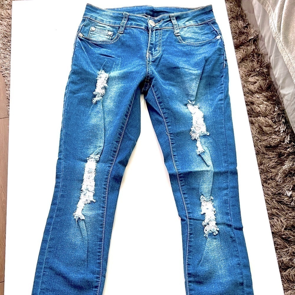Bob’s Jean’s Destroyed Skinny Denim, Sz 1/2👖🛍️💕 Super flattering & Stretchyyyy